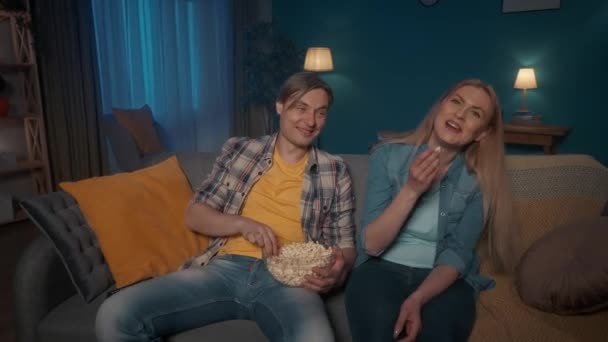 Couple Marié Assoit Sur Canapé Avec Une Assiette Pop Corn — Video