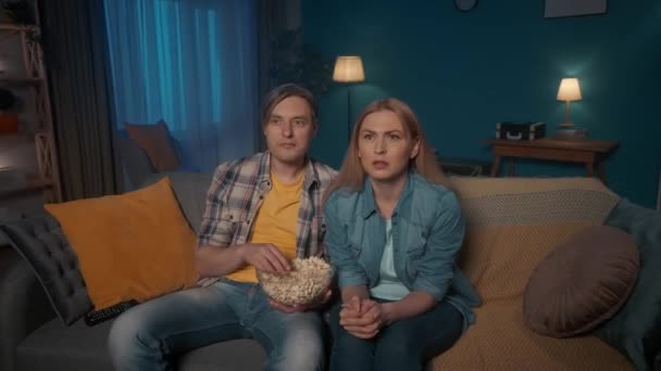 Mężczyzna Kobieta Oglądają Horror Siedząc Kanapie Talerzem Popcornu Kobieta Się — Wideo stockowe