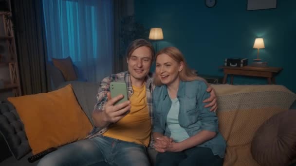 Casal Está Falando Uma Videochamada Smartphone Enquanto Está Sentado Sofá — Vídeo de Stock
