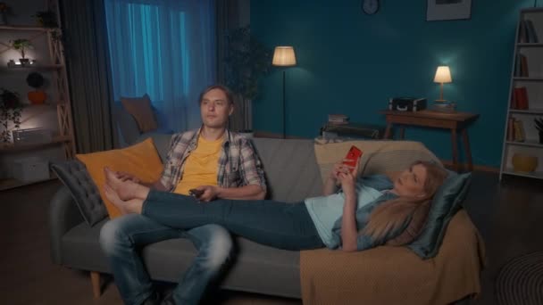 Manželé Večer Odpočívají Obýváku Muž Sedí Gauči Dívá Televizi Přepíná — Stock video