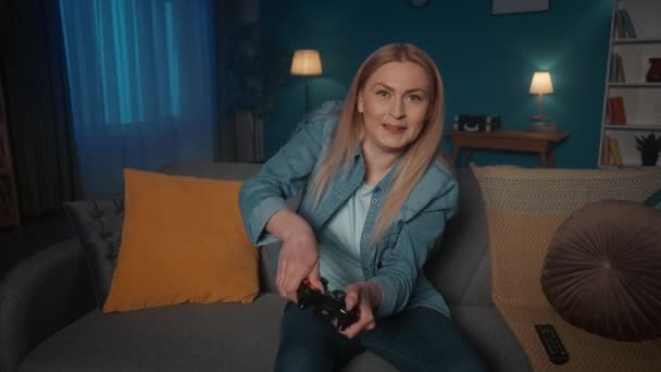 Hetlevrad Emotionell Kvinna Spelar Ett Konsulärt Spel Med Spelkontroll När — Stockvideo