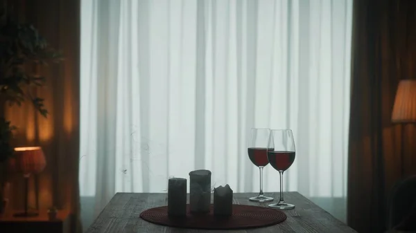 Masadaki Sönmüş Mumlar Pencerenin Arka Planında Kırmızı Şarap Kadehlerinin Yanında — Stok fotoğraf