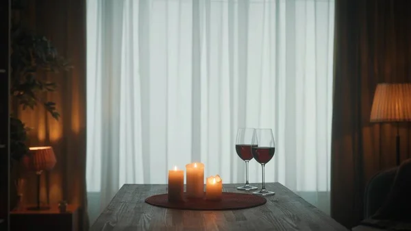约会的概念 联合娱乐 浪漫的夜晚玻璃杯旁边的桌子上 靠窗的后面 有几根蜡烛在燃烧 — 图库照片