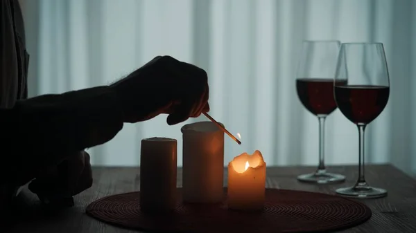Ρομαντικό Βράδυ Φως Κεριών Χέρια Ενός Άντρα Που Ανάβει Κεριά — Φωτογραφία Αρχείου