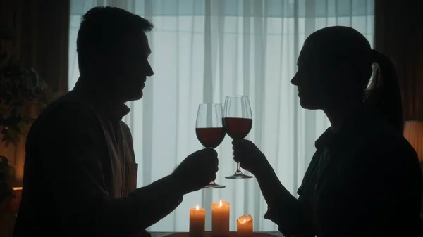 Пара Проводит Вечер Красным Вином Свечах Тёмные Силуэты Мужчины Женщины — стоковое фото