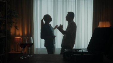 Vinil plaklı klasik müzik çalar ve masaya yakın kırmızı şarap bardakları. Genç bir çift güzel bir akşamın tadını çıkarırken dans ediyor. Siluet