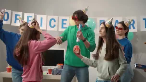 Groupe Collègues Portant Des Chapeaux Des Lunettes Fête Dansent Amusent — Video