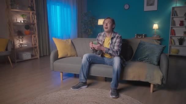 Homme Assis Sur Canapé Allume Télé Avec Télécommande Homme Ajuste — Video