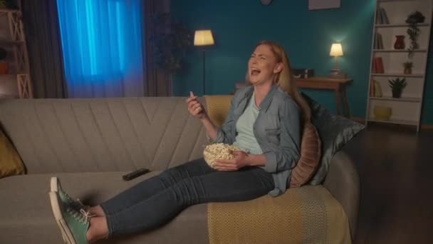 Śmiejąca Się Kobieta Ogląda Komedię Komedię Siedzi Popcornem Przed Telewizorem — Wideo stockowe