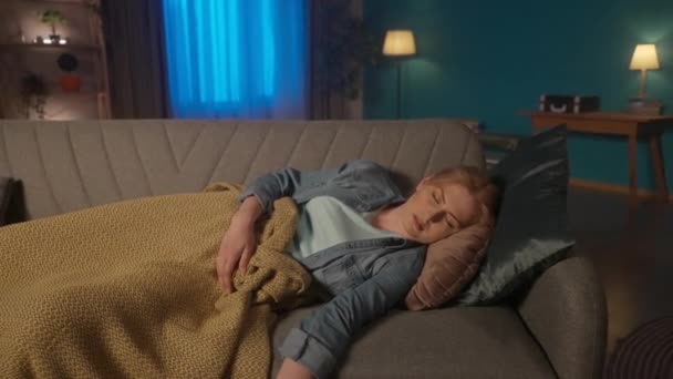 Уставшая Женщина Спит Покрытая Одеялом Диване Гостиной Молодая Женщина Заснула — стоковое видео