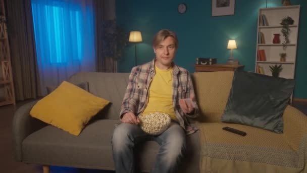 Muž Sedí Gauči Talířem Popcornu Dívá Film Muž Znuděným Výrazem — Stock video