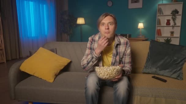 Horor Šokovaný Muž Který Doma Dívá Strašidelný Film Popcorn Muž — Stock video