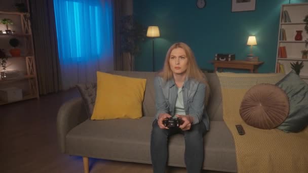 Een Vrouw Speelt Een Consulaire Wedstrijd Met Een Game Controller — Stockvideo