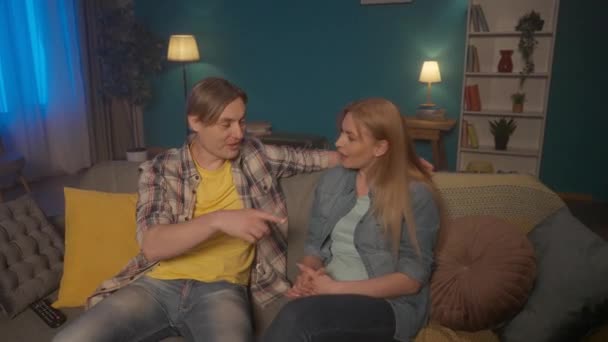 Ægtepar Sidder Sofaen Aftenen Taler Mand Deler Dagens Begivenheder Fortæller – Stock-video