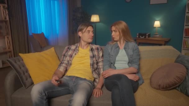 Casal Está Sentado Sofá Ver Televisão Homem Muda Canal Com — Vídeo de Stock