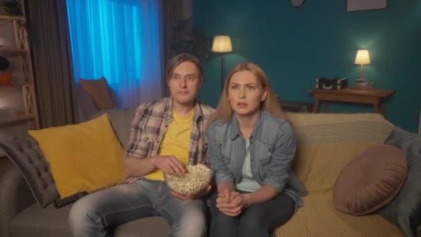 Muž Žena Dívají Horor Zatímco Sedí Gauči Talířem Popcornu Žena — Stock video