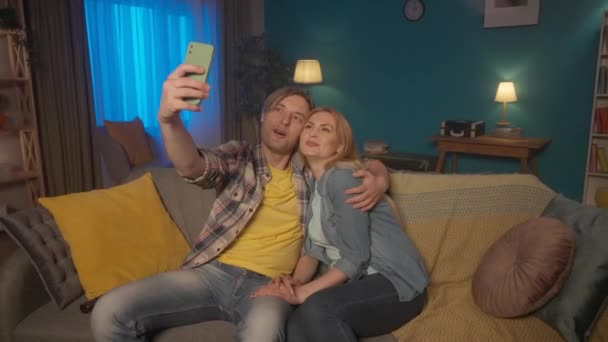 Una Pareja Casados Sentados Sofá Casa Por Noche Hace Selfie — Vídeos de Stock
