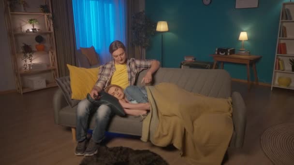 Boa Noite Ver Televisão Uma Jovem Cansada Adormeceu Sofá Descansando — Vídeo de Stock