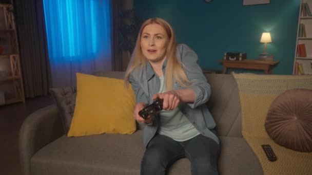 Гаряча Емоційна Жінка Грає Консульську Гру Ігровим Контролером Сидячи Дивані — стокове відео