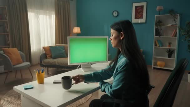 Μια Νεαρή Γυναίκα Πίνει Πρωινό Καφέ Και Δουλεύει Έναν Υπολογιστή — Αρχείο Βίντεο