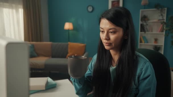 Een Jonge Vrouw Zit Achter Een Computer Drinkt Morgens Koffie — Stockvideo