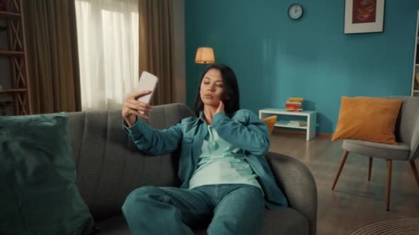 Mulher Asiática Atraente Leva Uma Selfie Smartphone Poses Sorrisos Uma — Vídeo de Stock