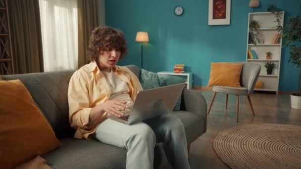 Porträtt Ung Lockig Kille Vardagsrummet Soffan Med Laptop Knät Killen — Stockvideo