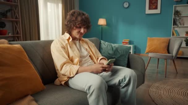 Porträt Eines Jungen Mannes Wohnzimmer Auf Der Couch Mit Einem — Stockvideo
