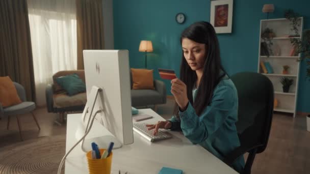 Ένα Νεαρό Ελκυστικό Κορίτσι Χρησιμοποιεί Έναν Υπολογιστή Και Μια Πιστωτική — Αρχείο Βίντεο