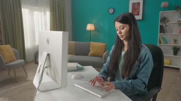 Ung Asiatisk Kvinna Pratar Smartphone Medan Hon Sitter Vid Dator — Stockvideo