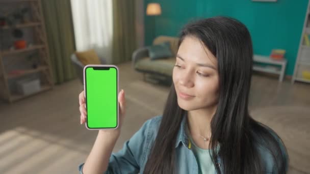 Młoda Uśmiechnięta Kobieta Pokazuje Smartfon Zielonym Ekranem Portret Azjatki Smartfonem — Wideo stockowe