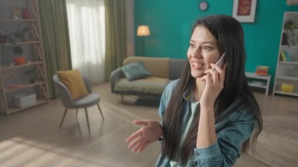 Una Mujer Joven Habla Teléfono Inteligente Ríe Retrato Una Mujer — Vídeos de Stock