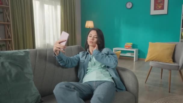 Привлекательная Азиатка Делает Селфи Смартфоне Позирует Улыбается Молодая Женщина Сидит — стоковое видео