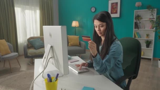 Egy Fiatal Lány Számítógéppel Hitelkártyával Fizeti Online Vásárlásokat Egy Portréja — Stock videók