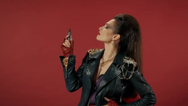 Eine Frau Schnupft Einer Elektronischen Zigarette Und Beginnt Husten Porträt — Stockvideo