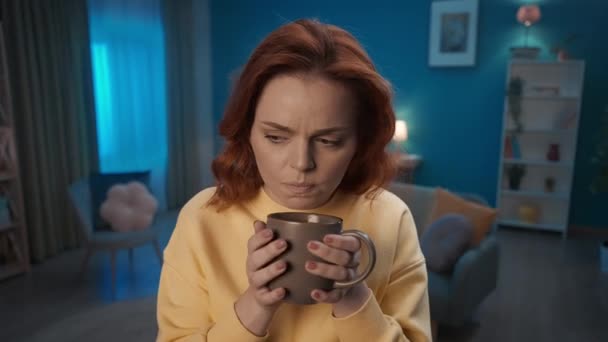 Femeie Adaugă Felie Lămâie Ceaiul Fierbinte Suflă Băutură Înghițitură Femeia — Videoclip de stoc