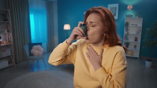 Woman Uses Asthma Inhaler Coughing Fit Close Woman Using Inhaler — Vídeo de Stock