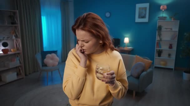 Ung Attraktiv Kvinna Dricker Vatten Med Och Citron Stående Vardagsrummet — Stockvideo
