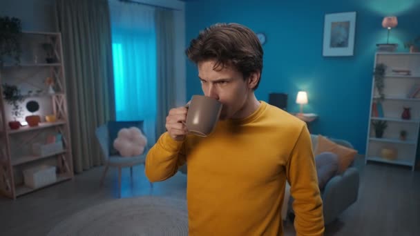 Man Adds Slice Lemon His Cup Tea Drinks Man Grimaces — Videoclip de stoc