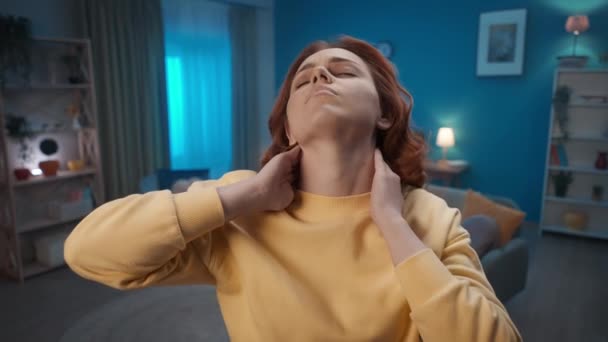 Wanita Lelah Dengan Ekspresi Wajah Terluka Dekat Memijat Menggosok Lehernya — Stok Video
