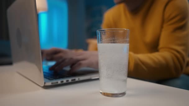 Glass Water Effervescent Dissolving Tablet Table Close Laptop Next Glasses — Stok Video