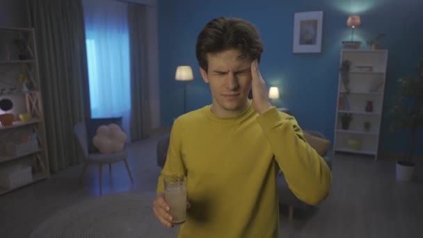 Man Throws Effervescent Tablet Glass Water Close Man Puts His — Wideo stockowe