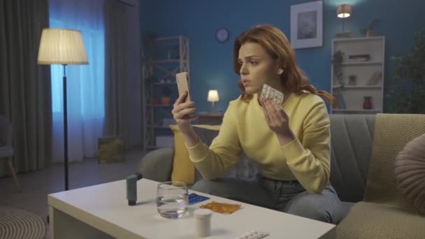 Kobieta Rozmawia Przez Telefon Smartfonie Siedząc Kanapie Salonie Kobieta Macha — Wideo stockowe