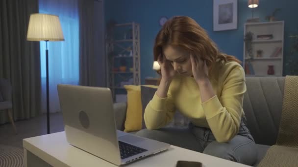 Kobieta Cierpi Atak Bólu Głowy Podczas Pracy Laptopie Siedząc Kanapie — Wideo stockowe