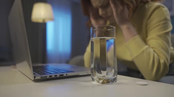 Ένα Ποτήρι Νερό Δίπλα Ένα Χάπι Στο Τραπέζι Από Κοντά — Αρχείο Βίντεο