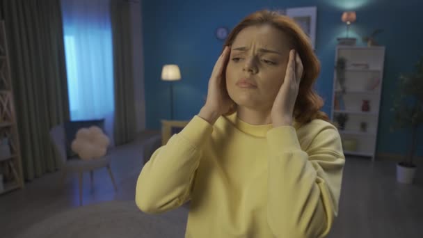 Nieszczęśliwa Zdenerwowana Kobieta Salonie Masująca Skronie Cierpiąca Silny Ból Głowy — Wideo stockowe