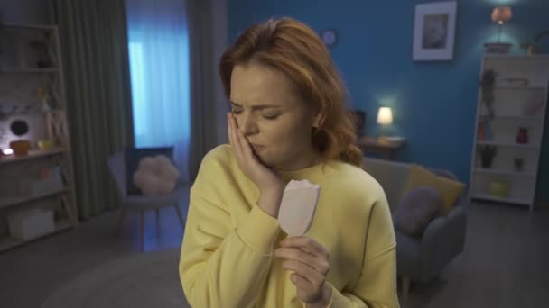 Junge Attraktive Frau Isst Eis Eis Stiel Während Sie Wohnzimmer — Stockvideo