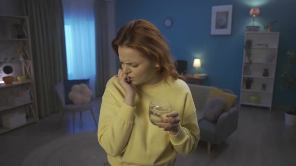 Ung Attraktiv Kvinna Dricker Vatten Med Och Citron Stående Vardagsrummet — Stockvideo