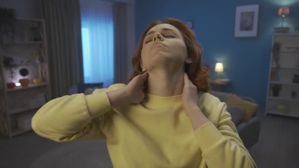 Trött Kvinna Med Ett Smärtsamt Ansiktsuttryck Närbild Massage Gnugga Halsen — Stockvideo