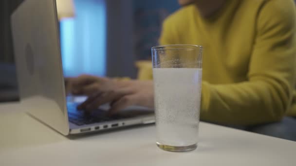 Effervescent Tablet Dissolves Glass Water Table Close Laptop Next Glass — Stock Video